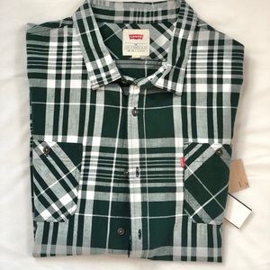 New with tag LEVI’S PLAID button Down Short Sleeve